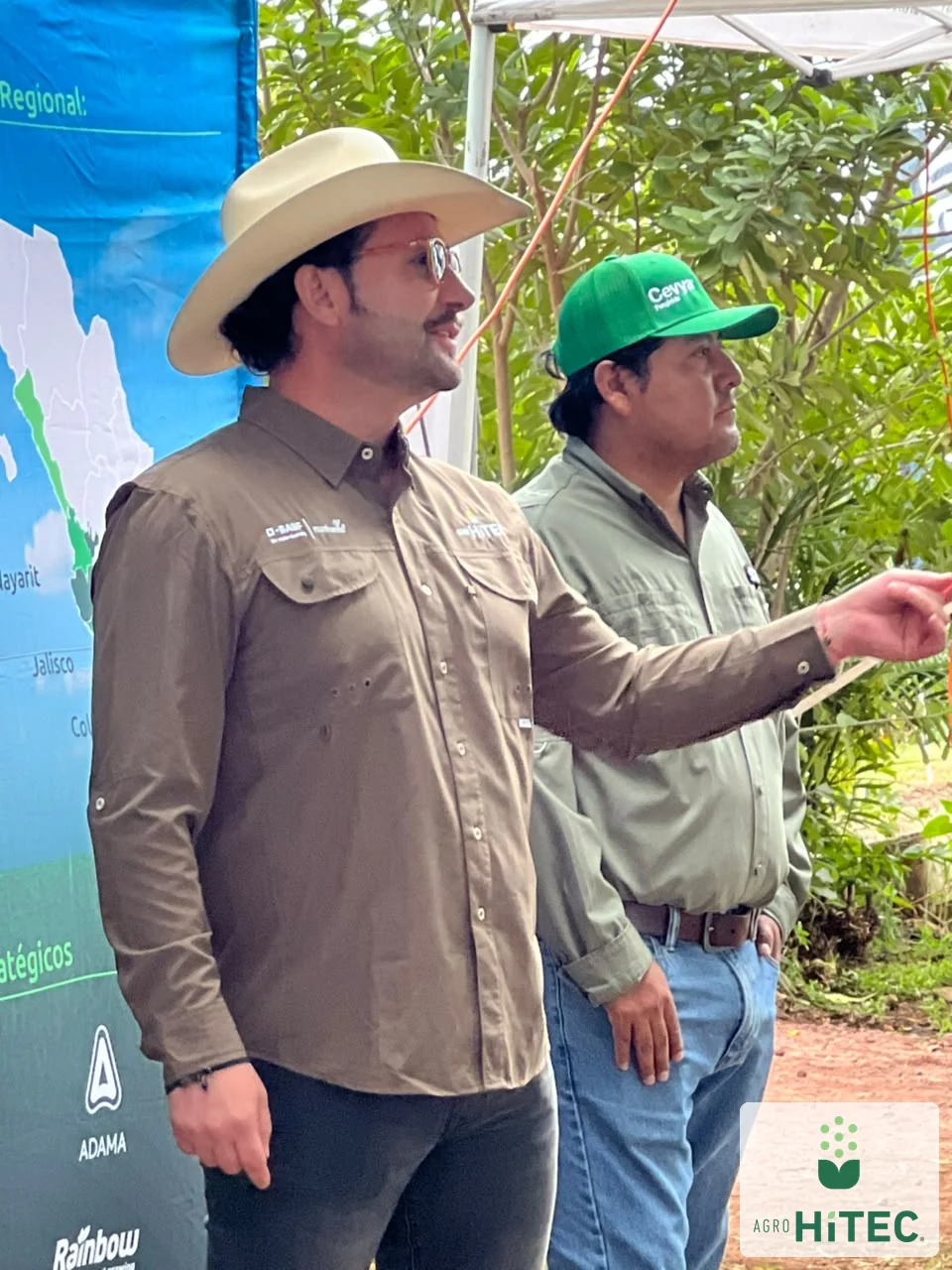 Intercambio entre participantes frente a la imagen institucional AgroHiTEC