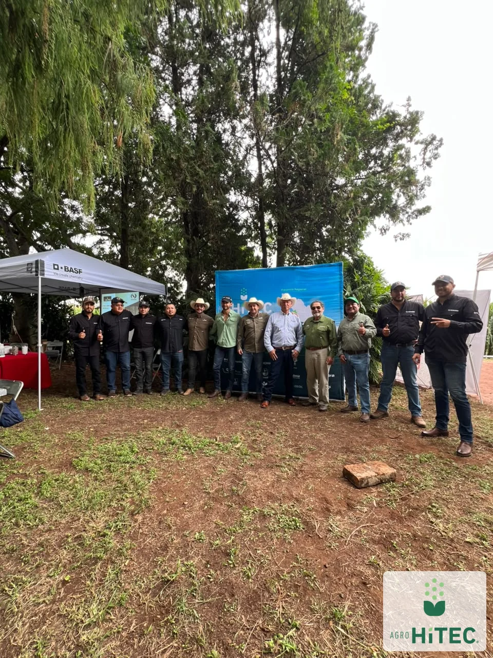Asistentes junto a la parcela durante la jornada AgroHiTEC y NOVASEM
