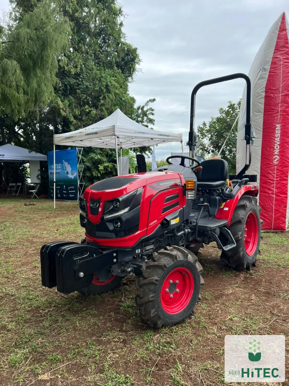 Tractor MAHINDRA expuesto durante el evento