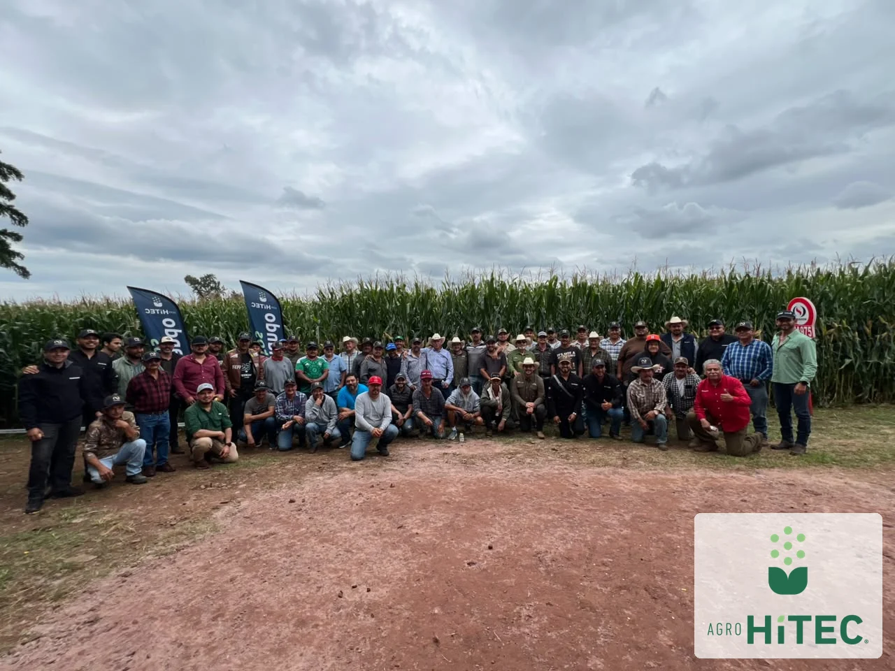 Productores y equipo AgroHiTEC reunidos frente a la parcela de maíz durante la jornada NOVASEM