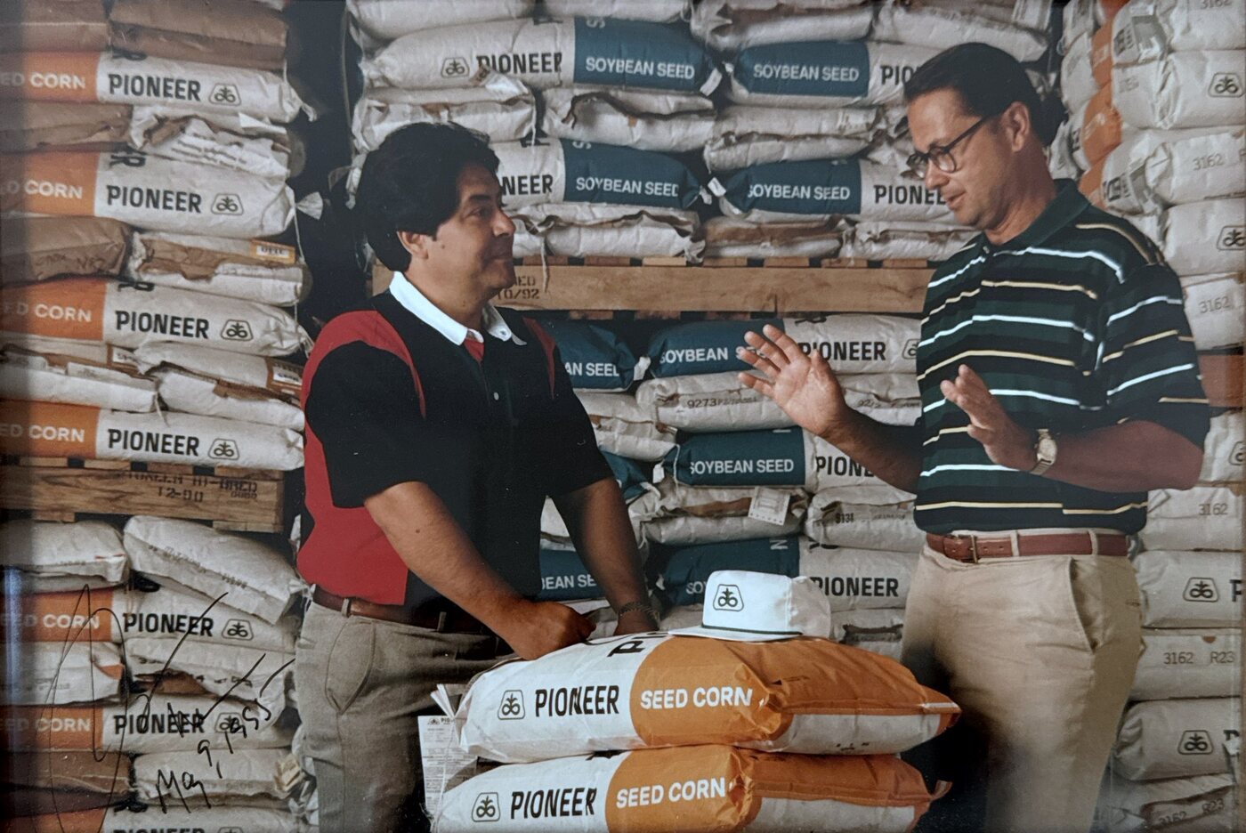 Ing. Juan Carlos García García con Thomas N. Urban, presidente de Pioneer, en Johnston, Iowa, 1994