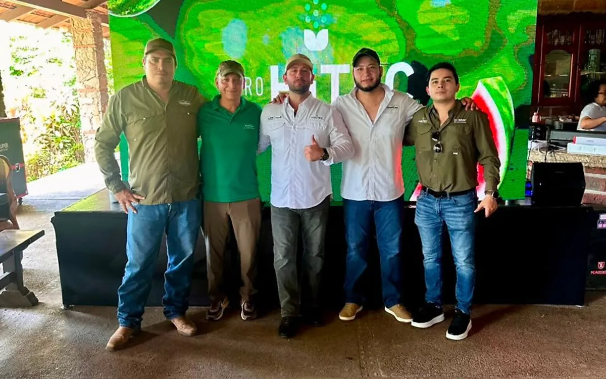 Equipo AgroHiTEC durante una jornada técnica